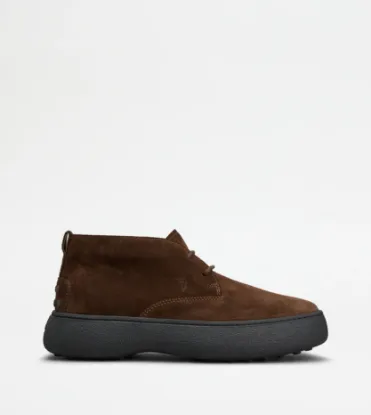 Picture of Tod's W. G. Desert Boots In Suede - Brown
